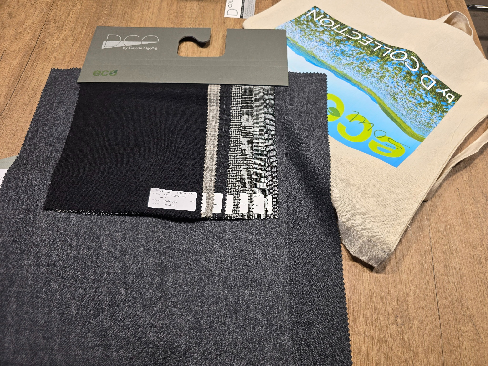 Campionario tessile con dettaglio EcoSoul e materiali di collezione