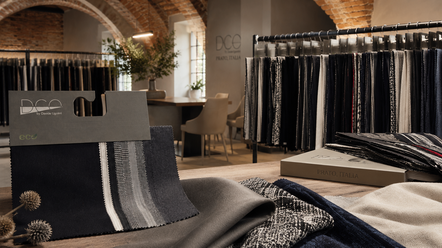 Showroom tessile con campionari e collezioni